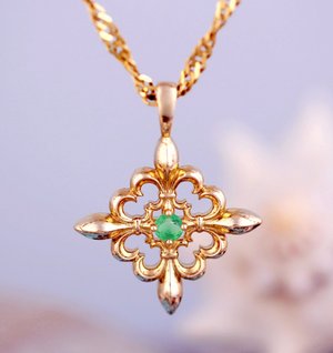 fleurdelis pendant in yellow gold with emerlad