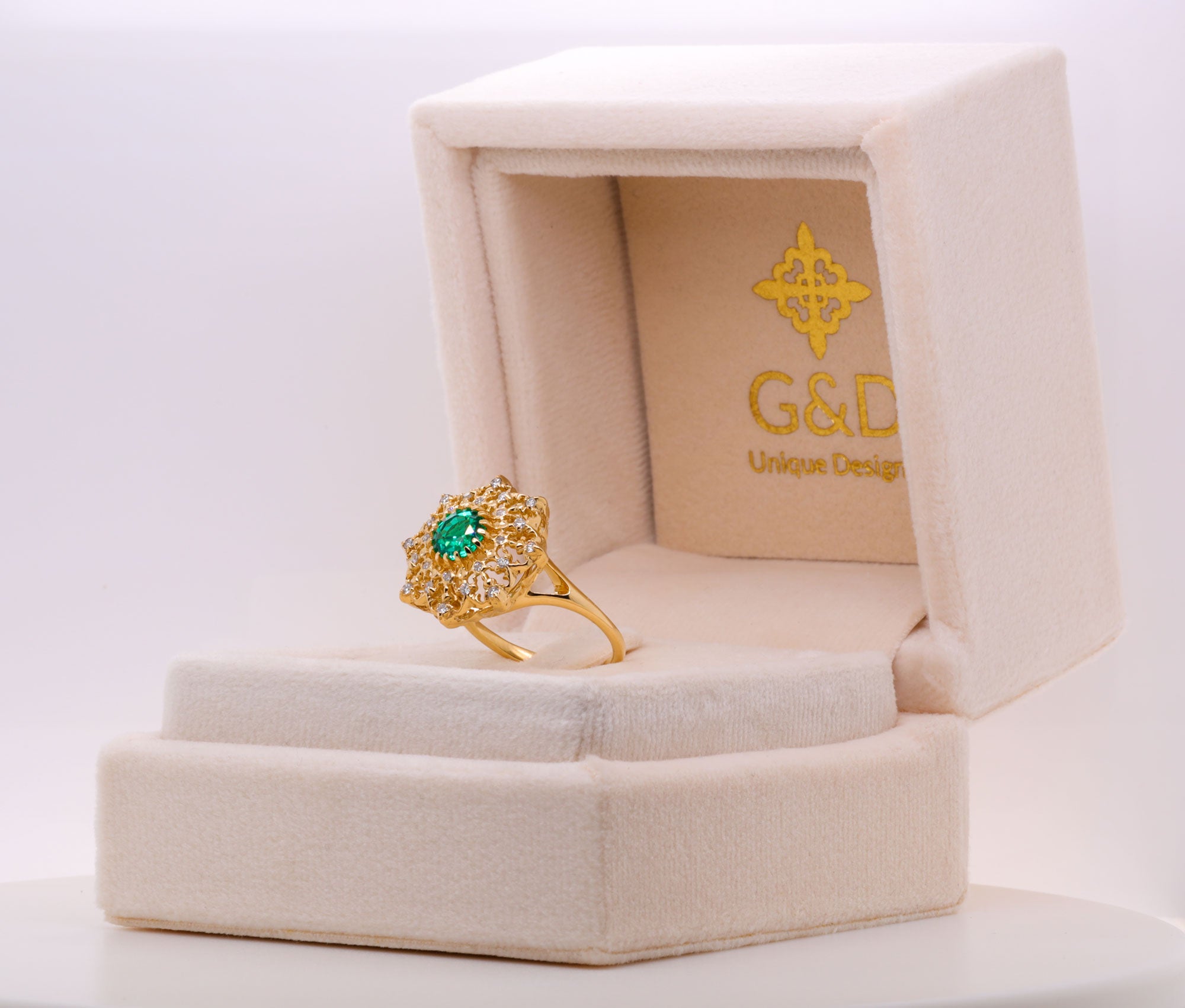 "Diamond Lace" Ring with Emerald in 18K Yellow Gold
