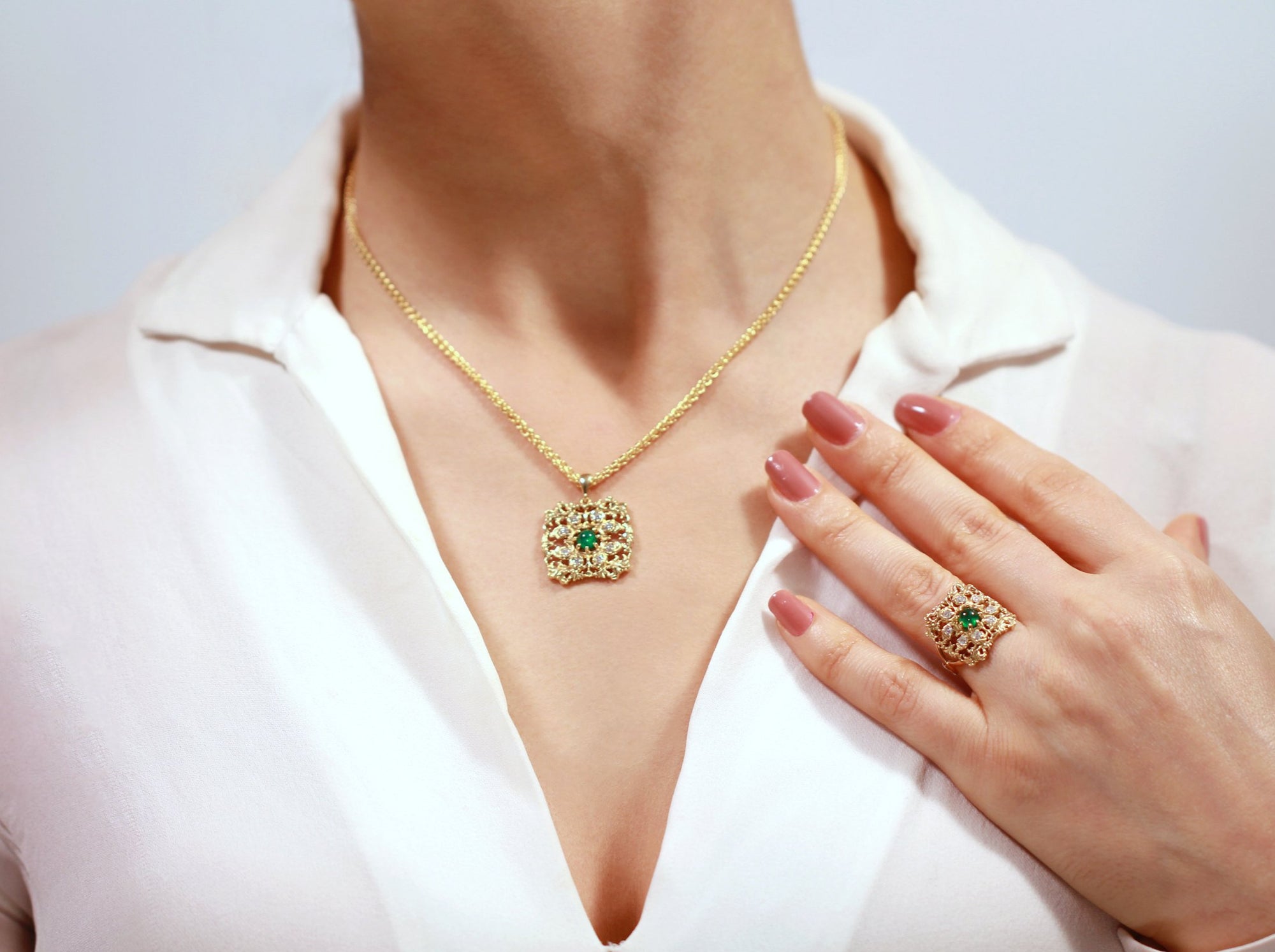 Natural Emerald and Diamonds Pendant in Solid Gold