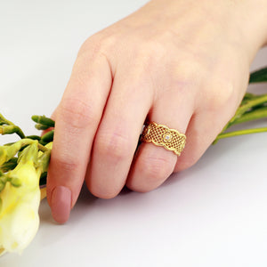 wedding ring with diamonds 18k gold